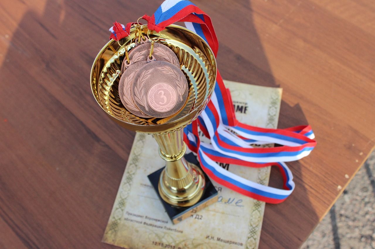 Jak uczyć dzieci wartości sportu poprzez nagrody i trofea