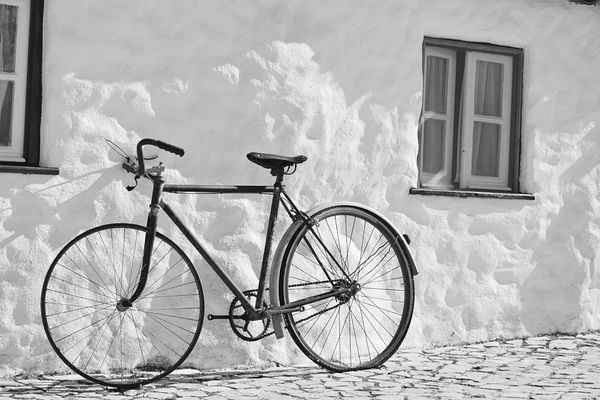 Nowoczesne rozwiązania dla cyklistów: stojaki rowerowe i stacje mycia